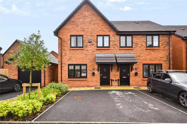 Rees Crescent, Shaw, OL2, photo 1