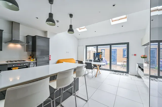 Photo 3 — Room 2, 14 Streatham Vale, London