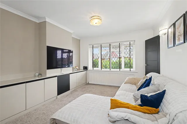 Mayhurst Close, Woking, GU22, photo 2