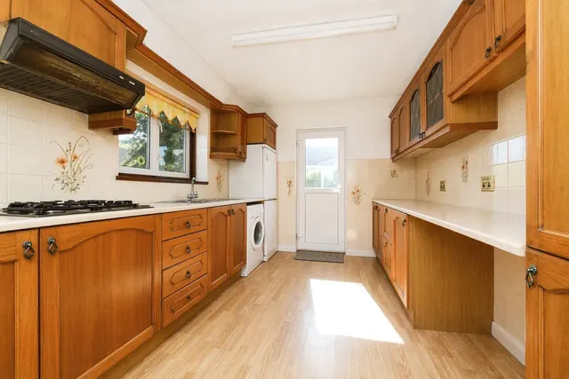 Photo 3 — Burns Avenue, Basildon, Essex, SS13