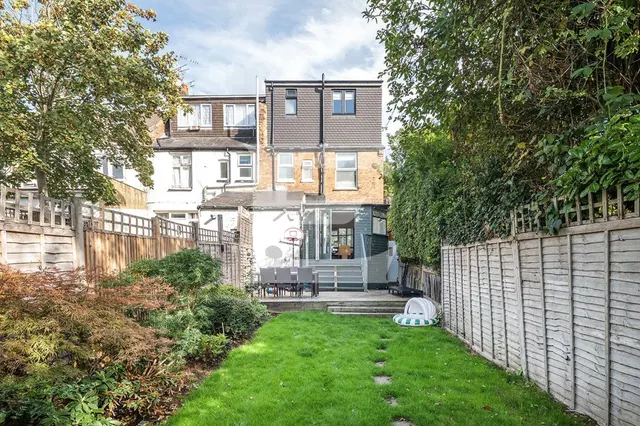 Hammers Lane, Mill Hill, NW7, photo 3