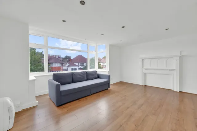 Chatsworth Road, London, NW2, photo 3
