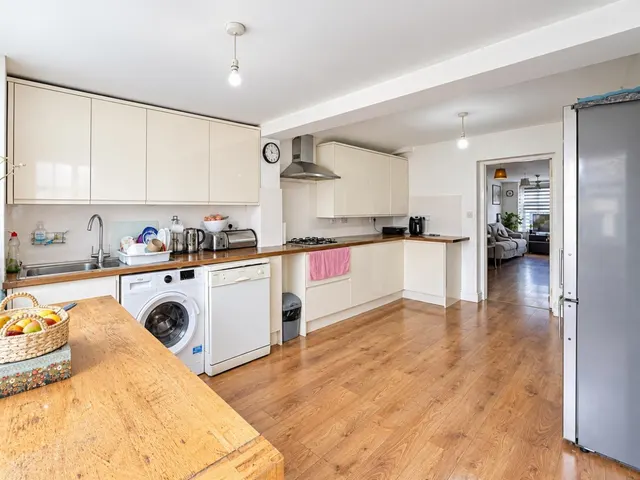 Semi Detached For SalePinkwell Avenue, Hayes, UB3, photo 3