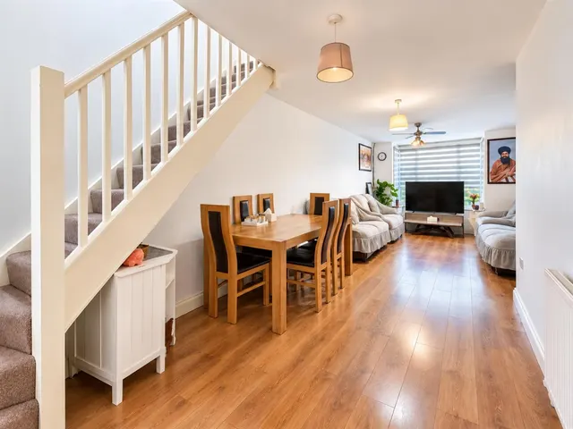 Semi Detached For SalePinkwell Avenue, Hayes, UB3, photo 2