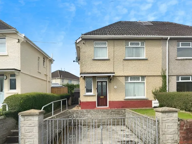 Photo 2 — Tyrisha Road, Grovesend, Swansea, SA4 4WF, GB