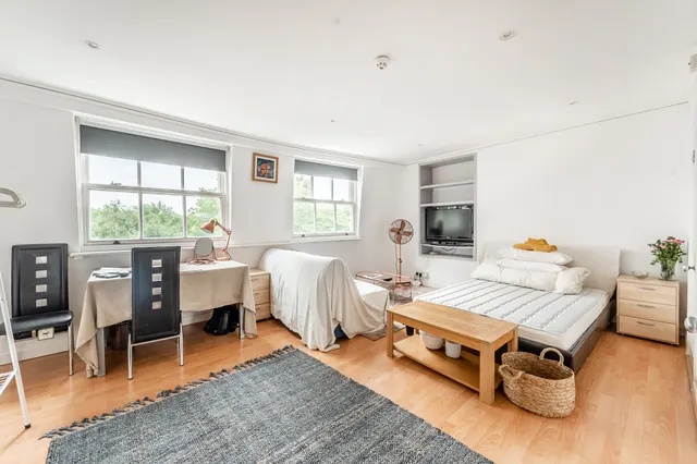 Photo 2 — Flat E, 3 Kensington High Street, London