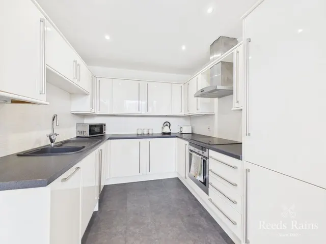 Prince of Wales Terrace, Scarborough, YO11, photo 3