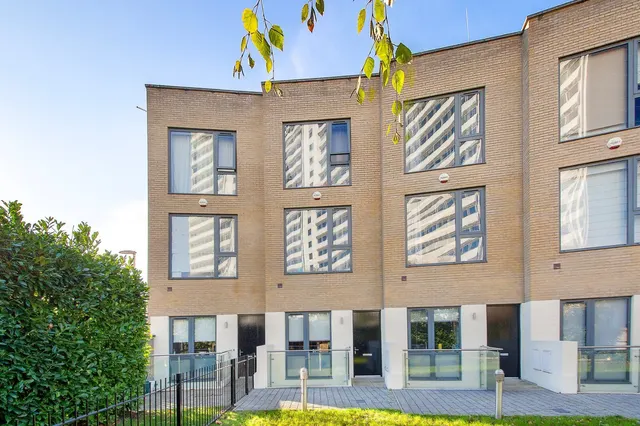 Gunnersbury Mews, London, W4, photo 1