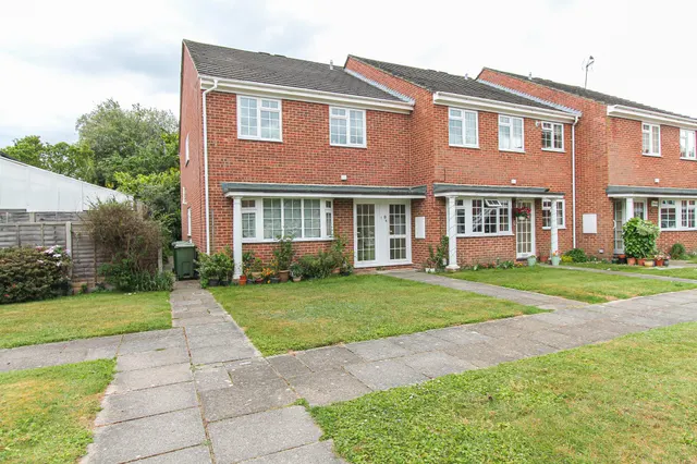 Bearwood Gardens, Fleet, GU51 3QU, photo 1