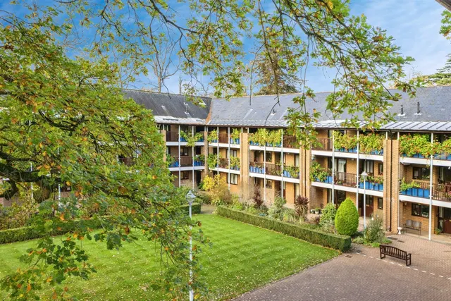 Emmbrook Court, Reading, photo 1