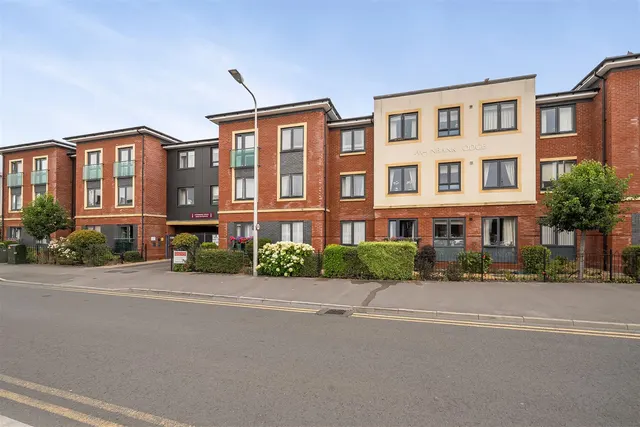 West Street, Newbury, RG14, photo 1