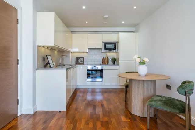 Photo 3 — 4 Holman Road, London, SW11