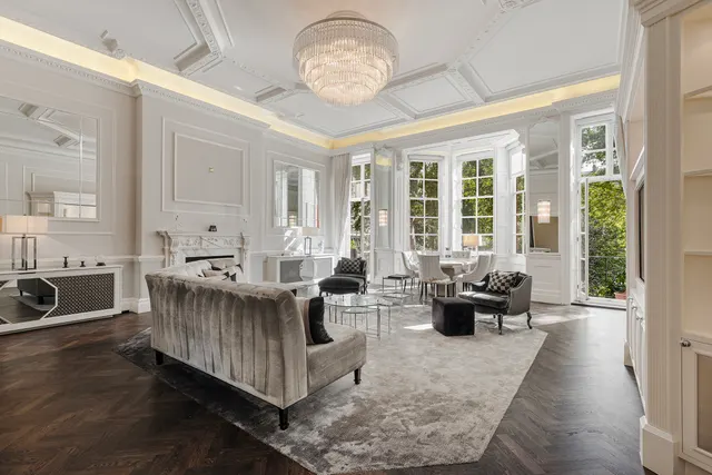 2 bedroom flat — Cadogan Square, Knightsbridge, London