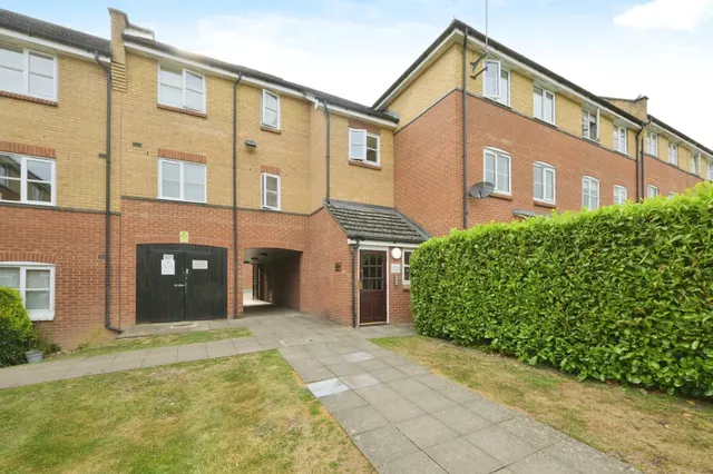 Plomer Avenue, Hoddesdon, photo 1