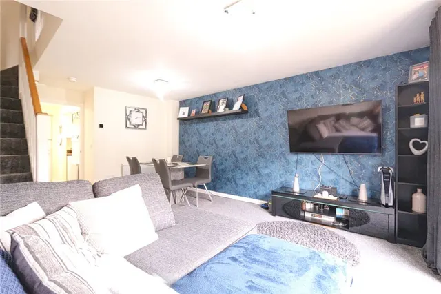 Fields Farm Road, Hyde, SK14, photo 2