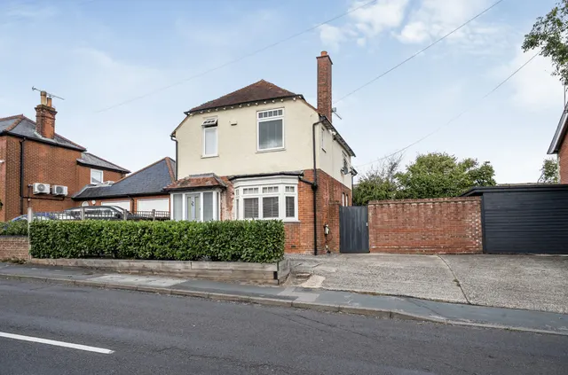 Upper Hale Road, Farnham, Surrey, GU9 0NS, photo 1