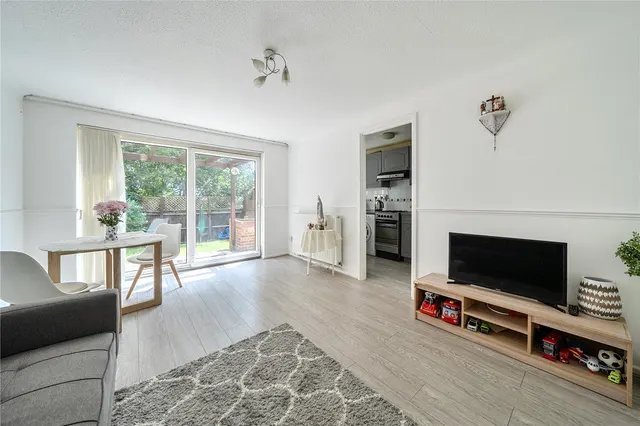 Buckingham Avenue, Perivale, UB6, photo 1