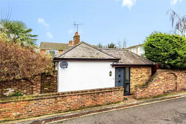 Uxbridge Road,, Hampton, London, TW12 3AD, photo 1