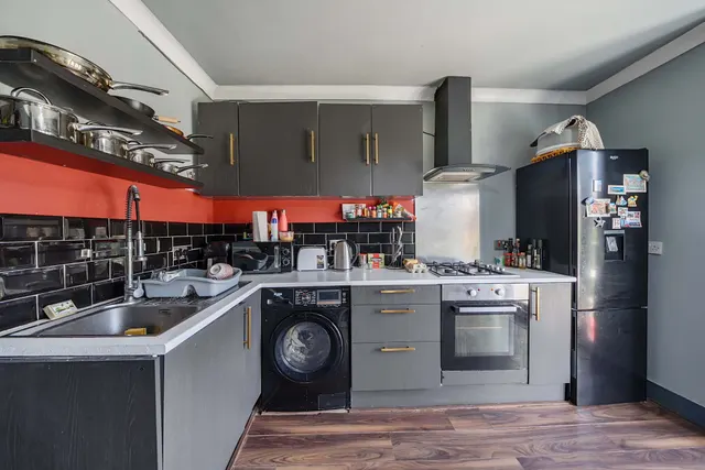 Photo 3 — Flat 1, 334 Wandsworth Bridge Road, London