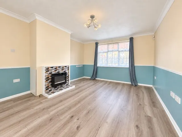 Photo 3 — Long Lynderswood, Basildon