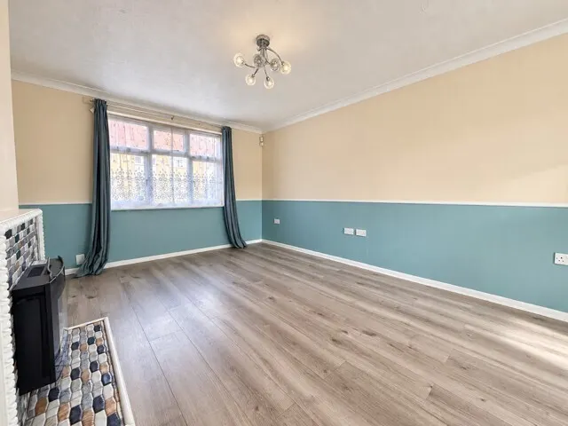 Photo 2 — Long Lynderswood, Basildon