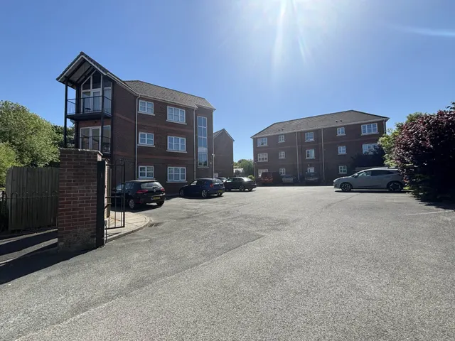 2 bedroom flat — Chatteris Court, St Helens
