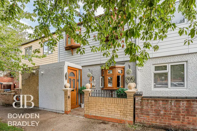 Limes Avenue, Chigwell, IG7, photo 1