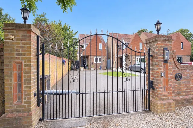 Cottage Mews, Westmoreland Avenue, Hornchurch, RM11, photo 1