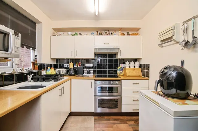 The Pineways, Oldbury, B69, photo 3