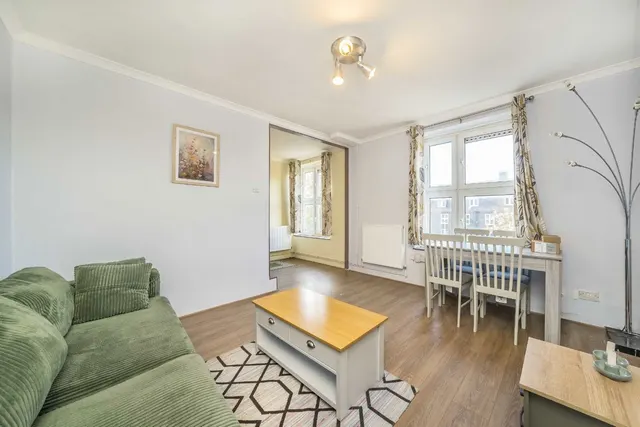 Wandsworth Road, SW8, photo 1