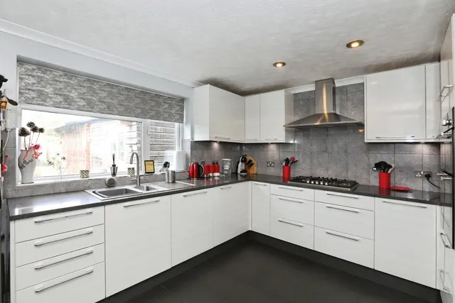 Lodge Close, Crawley, RH11, photo 2