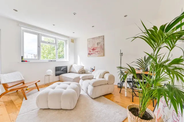Photo 2 — Flat 2, 6 Fernhead Road, London