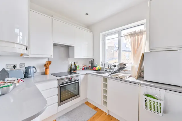 Photo 3 — Flat 2, 6 Fernhead Road, London