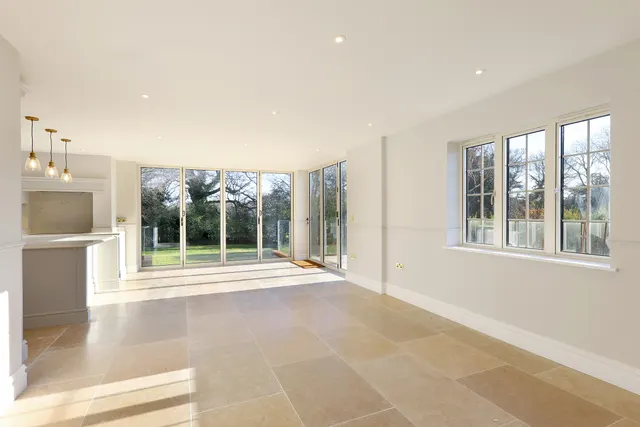 Photo 3 — Burnham Avenue, Beaconsfield, HP9