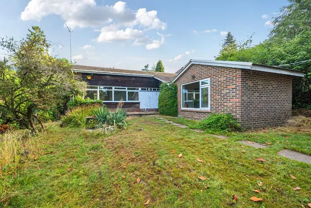 White Rose Lane, Woking, GU22, photo 1