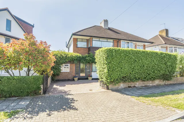 Curzon Avenue, Stanmore, HA7, photo 1
