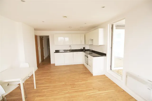 Elmira Way, Salford, photo 2