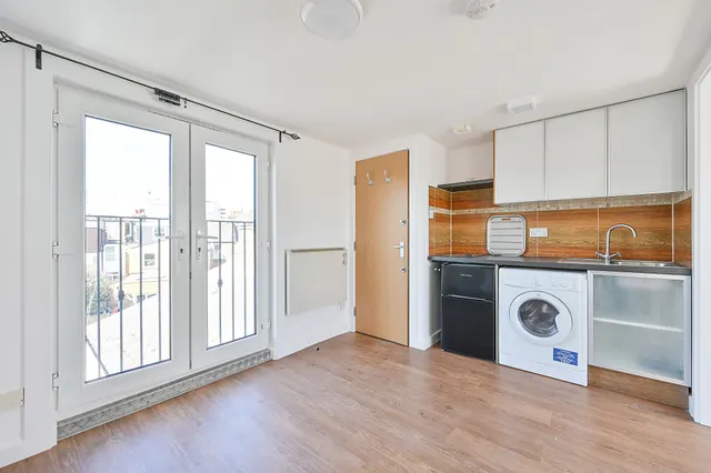 Photo 2 — Top Floor Flat, 30 Winchester Street, London