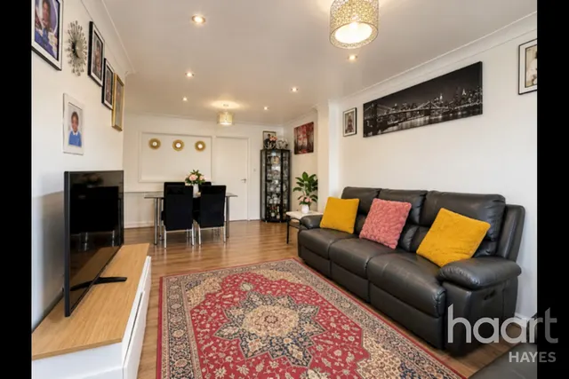 Savoy Avenue, Hayes, UB3, photo 2