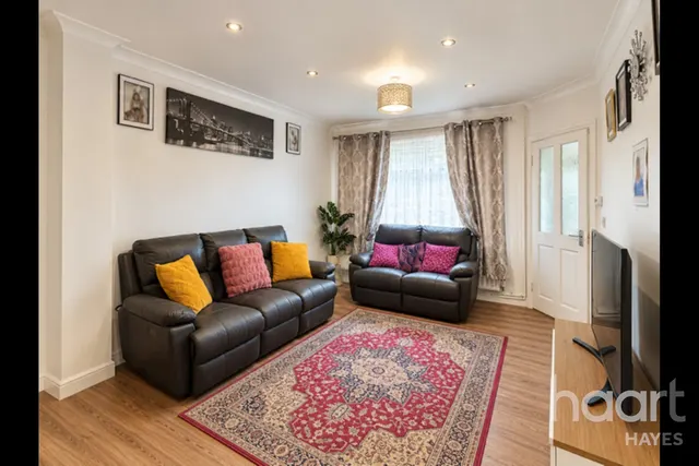 Savoy Avenue, Hayes, UB3, photo 3