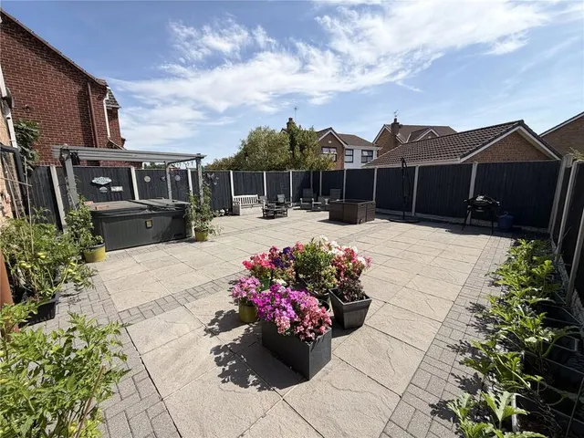 Photo 2 — Farnborough Drive, Cantley, Doncaster, South Yorkshire, DN4