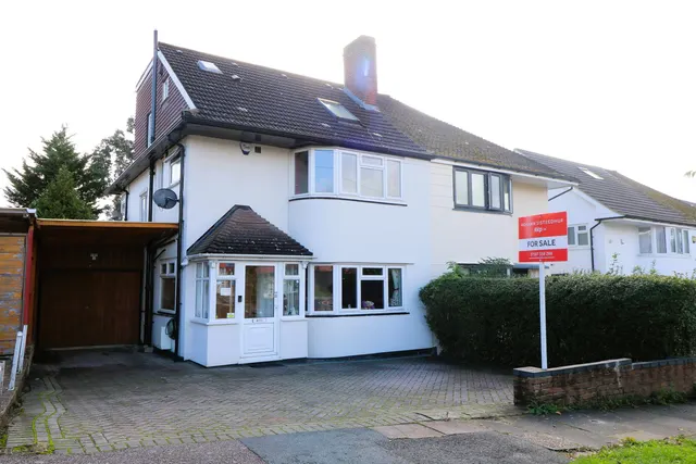 4 bedroom house — The Avenue, Harrow, HA3 7DB