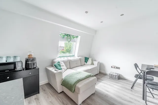 Flat 2, 2b Shaftesbury Avenue, photo 1