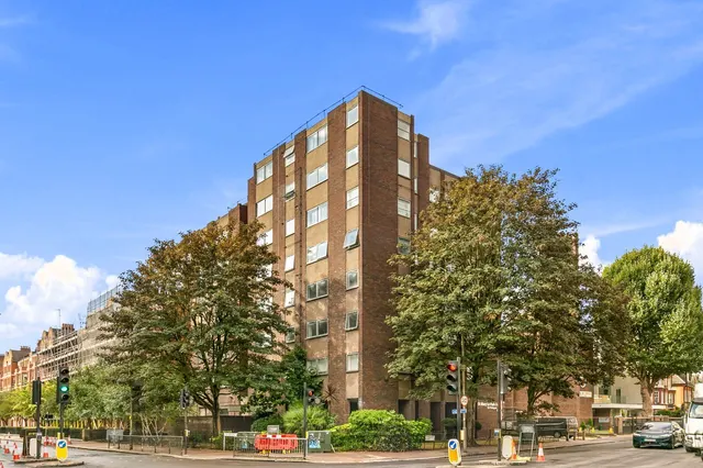 Parkgate Road, London, SW11, photo 1