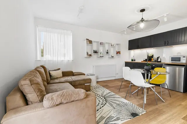 Parkgate Road, London, SW11, photo 2