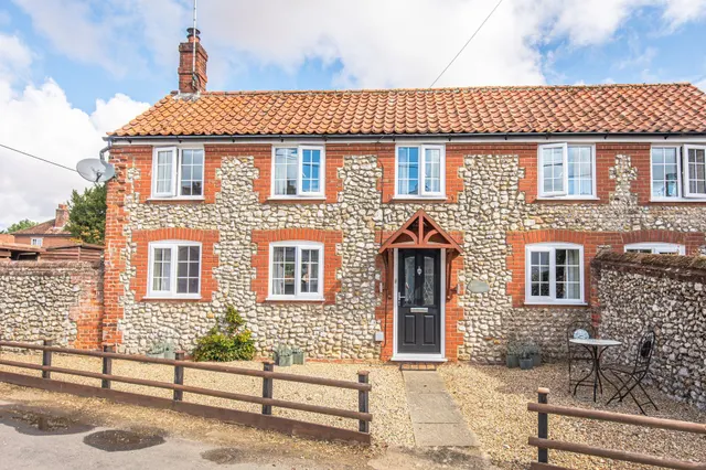 Detached Two Bedroom Cottage in Docking, photo 2