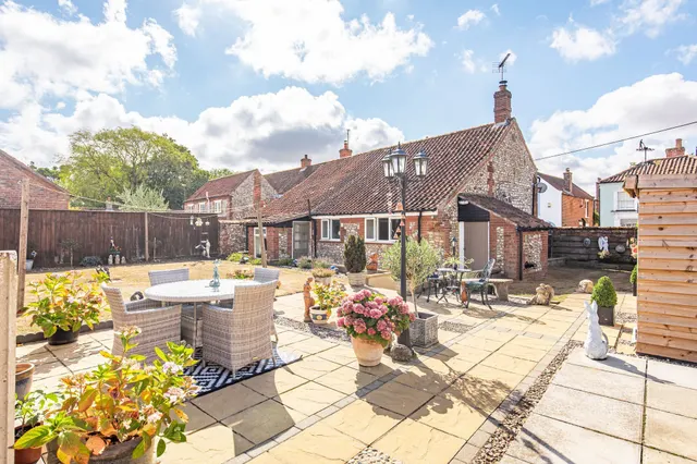 Detached Two Bedroom Cottage in Docking, photo 1