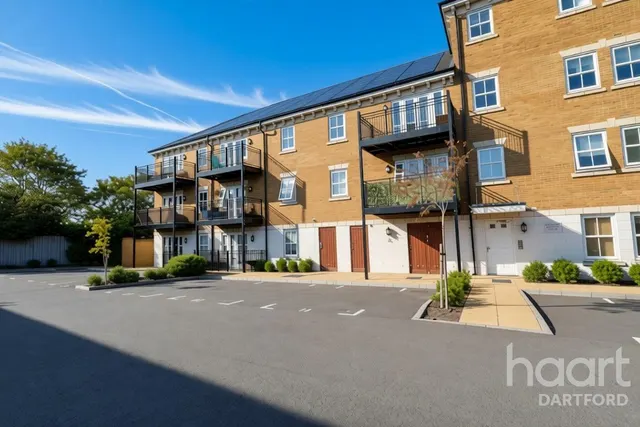 1 bedroom flat, Sayers Way, Erith, DA8