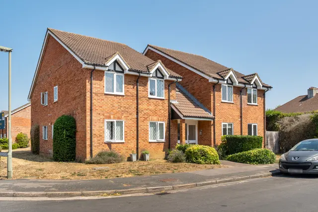 Wakefield Close, Byfleet, KT14, photo 1