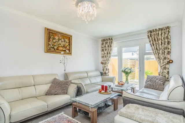 Hawthorn Close, TW12, photo 3